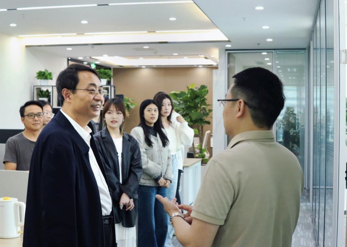 呂鴻赴重慶和四川國傳調(diào)研 蒞臨環(huán)球人物西南中心指導(dǎo)